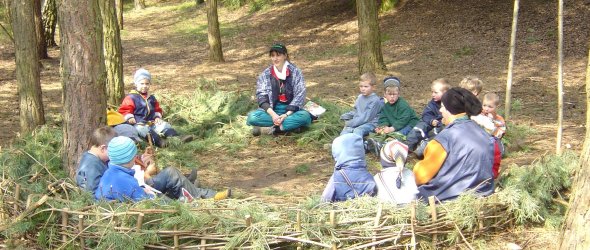 Idylle auf dem Waldsofa: 2006 war der Waldkindergarten noch auf dem Platz in Rehburgs Feldmark.