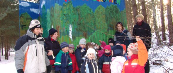 Raus bei jedem Wetter: Auch im Schnee sind es schöne Tage im Waldkindergarten – mit der allgemeinen Aussage, dass allen kaum jemals kalt wird.