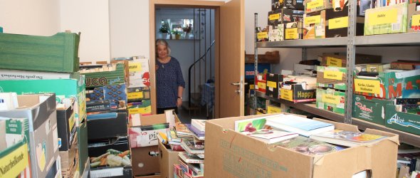 Ein Blick ins Refugium im Haus Petzold: Bücher stapeln sich an allen Wänden.