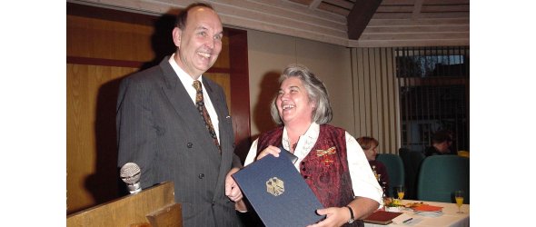 Dank für den Einsatz: Barbara Petzold bekommt das Bundesverdienstkreuz verliehen. 