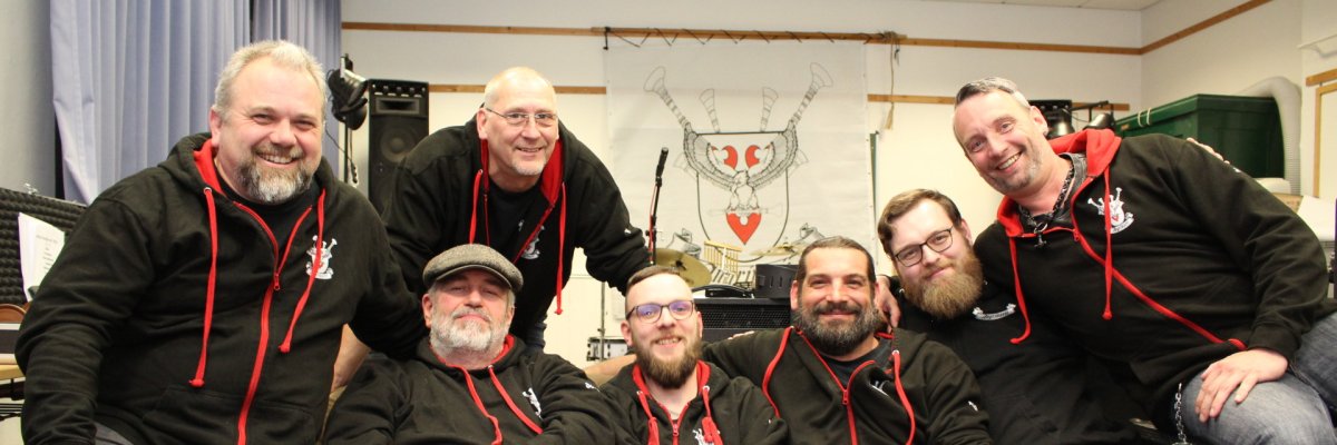 Die aktuelle Besetzung (von links): Oliver Büntig (Schlagzeug), Rolf Volkewien (Dudelsack), Wolfgang Schustereit (Elfen-Bass), Robert Kresse (Gesang, Flöte und mehr), Andreas Jonik (Dudelsack), Jan Salzborn (Lead-Gitarre) und Jörn Vetter (Gitarre und Background-Sänger). ade