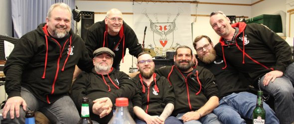 Die aktuelle Besetzung (von links): Oliver Büntig (Schlagzeug), Rolf Volkewien (Dudelsack), Wolfgang Schustereit (Elfen-Bass), Robert Kresse (Gesang, Flöte und mehr), Andreas Jonik (Dudelsack), Jan Salzborn (Lead-Gitarre) und Jörn Vetter (Gitarre und Background-Sänger). ade Die aktuelle Besetzung (von links): Oliver Büntig (Schlagzeug), Rolf Volkewien (Dudelsack), Wolfgang Schustereit (Elfen-Bass), Robert Kresse (Gesang, Flöte und mehr), Andreas Jonik (Dudelsack), Jan Salzborn (Lead-Gitarre) und Jörn Vetter (Gitarre und Background-Sänger). ade