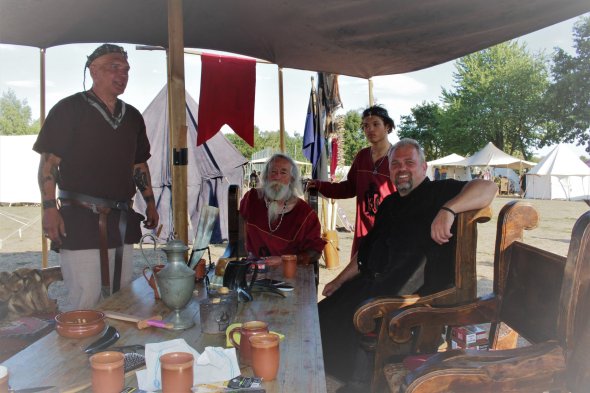 Mittelalter-Fan: Oliver Büntig (rechts) – alias Parzival Drachenbanner – hat sich an einer Tafel auf einem Mittelaltermarkt niedergelassen. ade Mittelalter-Fan: Oliver Büntig (rechts) – alias Parzival Drachenbanner – hat sich an einer Tafel auf einem Mittelaltermarkt niedergelassen. ade