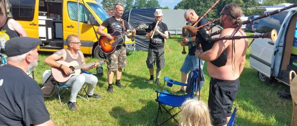 Soundcheck beim Hörnerfest: Die Band probt in Zivil inmitten ihrer Wagenburg. Oliver Büntig Soundcheck beim Hörnerfest: Die Band probt in Zivil inmitten ihrer Wagenburg. Oliver Büntig