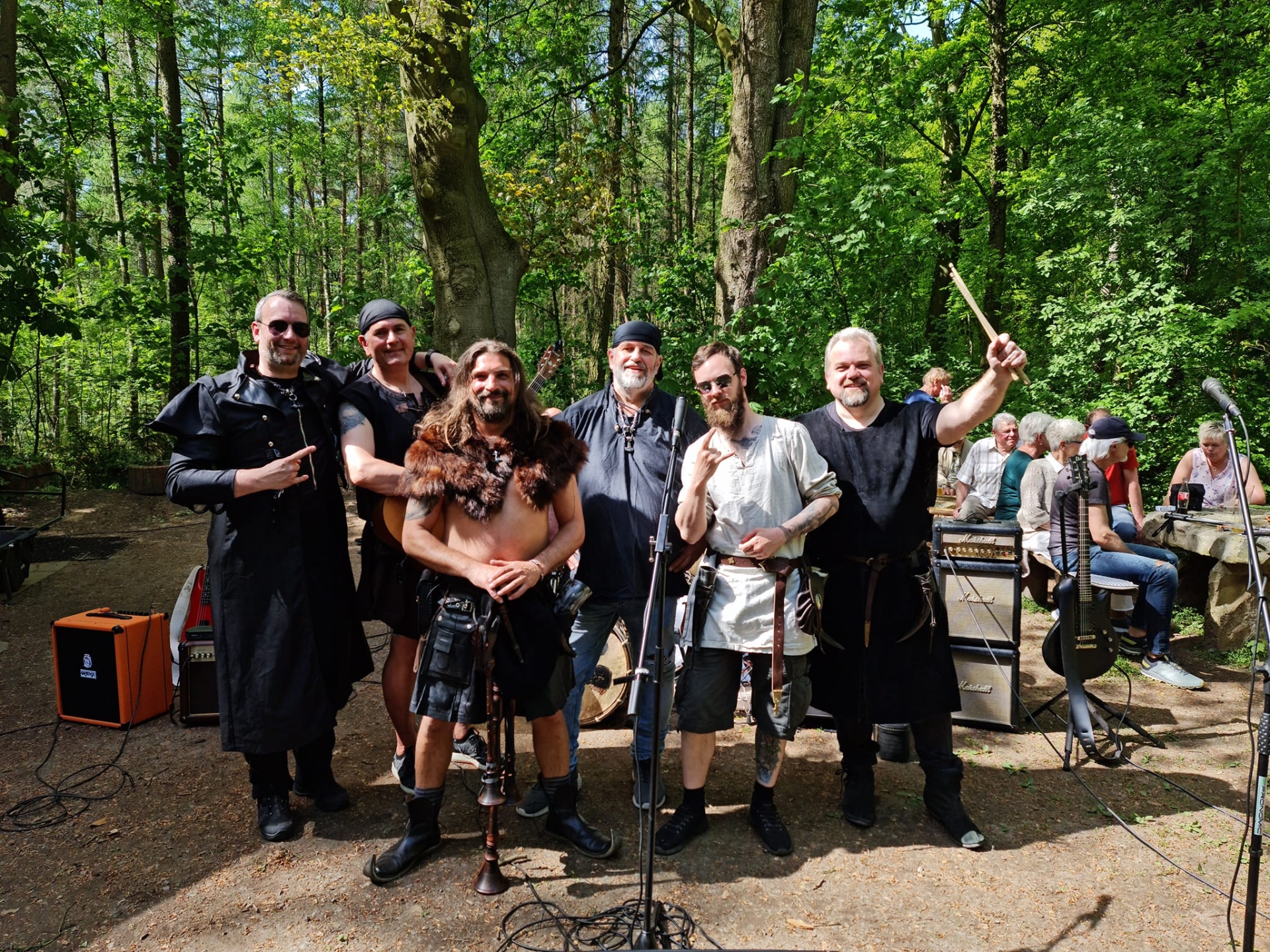 Nah an den Wurzeln: Seit einigen Jahren stapft Angrivarii am 1. Mai den Berg hinauf zum Wilhelmsturm in den Rehburger bergen – sehr zur Freude der Besucher:innen. privat