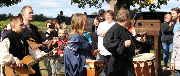Das erste Mal Himmelfahrt 2020 in Rehburg: Zum Auftritt vor Publikum schlotterten der jungen Band noch die Beine. ade Das erste Mal Himmelfahrt 2020 in Rehburg: Zum Auftritt vor Publikum schlotterten der jungen Band noch die Beine. ade