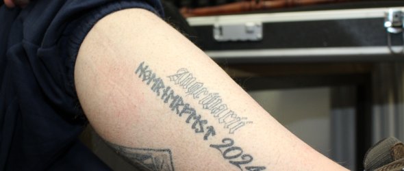 Unvollendet: Damit es mit dem spontanen Auftritt au der großen Bühne des Hörnerfestes klappt, hat Robert die Arbeiten an seinem Tattoo abbrechen lassen. ade Unvollendet: Damit es mit dem spontanen Auftritt au der großen Bühne des Hörnerfestes klappt, hat Robert die Arbeiten an seinem Tattoo abbrechen lassen. ade