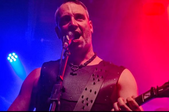 Gitarre, Gesang und mittelalterliches Outfit: Um in die Lederrüstung zu passen, habe er 13 Kilogramm abgenommen, erzählt Jörn. privat Gitarre, Gesang und mittelalterliches Outfit: Um in die Lederrüstung zu passen, habe er 13 Kilogramm abgenommen, erzählt Jörn. privat