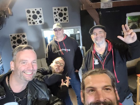 Euphorisch im Tonstudio: Fünf Wochenenden hat die Band in Marburg verbracht, um ihre CD „Der Schwur“ aufzunehmen. Andreas Jonik Euphorisch im Tonstudio: Fünf Wochenenden hat die Band in Marburg verbracht, um ihre CD „Der Schwur“ aufzunehmen. Andreas Jonik