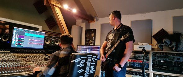 Euphorisch im Tonstudio: Fünf Wochenenden hat die Band in Marburg verbracht, um ihre CD „Der Schwur“ aufzunehmen. Andreas Jonik Euphorisch im Tonstudio: Fünf Wochenenden hat die Band in Marburg verbracht, um ihre CD „Der Schwur“ aufzunehmen. Andreas Jonik