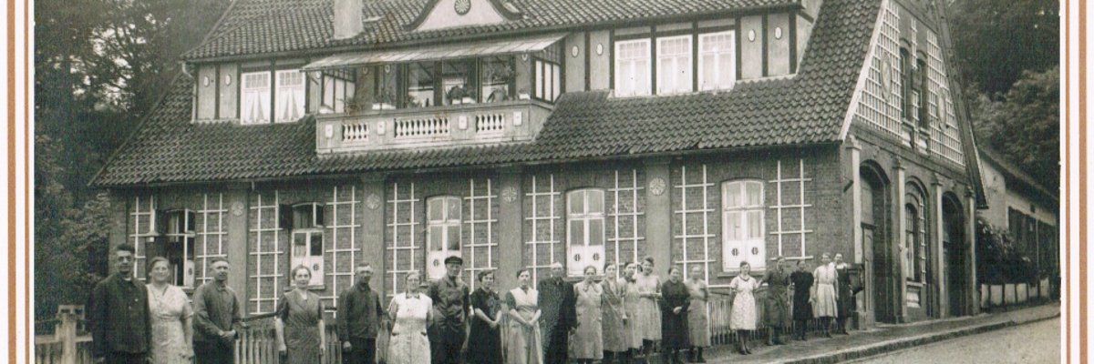 Mitarbeiter des Unternehmens in den 1950er Jahren vor dem Gebäude der Teefabrik.
