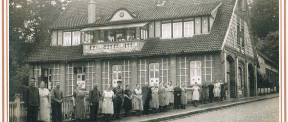 Mitarbeiter des Unternehmens in den 1950er Jahren vor dem Gebäude der Teefabrik.
