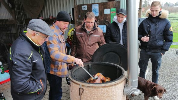 Der Waschkessel ist angeheizt, nach und nach sammelt sich die Familie drumherum. Der Waschkessel ist angeheizt, nach und nach sammelt sich die Familie drumherum.