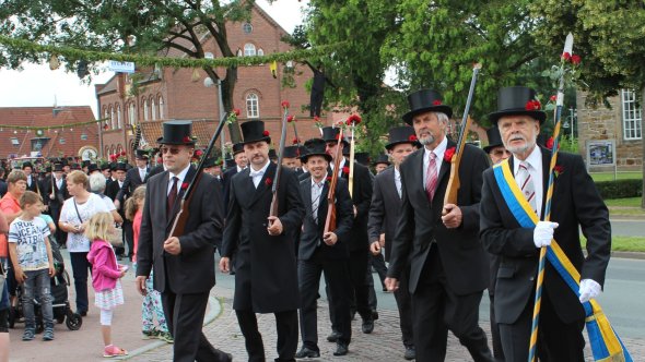 Ernst Busse beim Schützenausmarsch des Rehburger Schützenfestes. Ernst Busse beim Schützenausmarsch des Rehburger Schützenfestes.