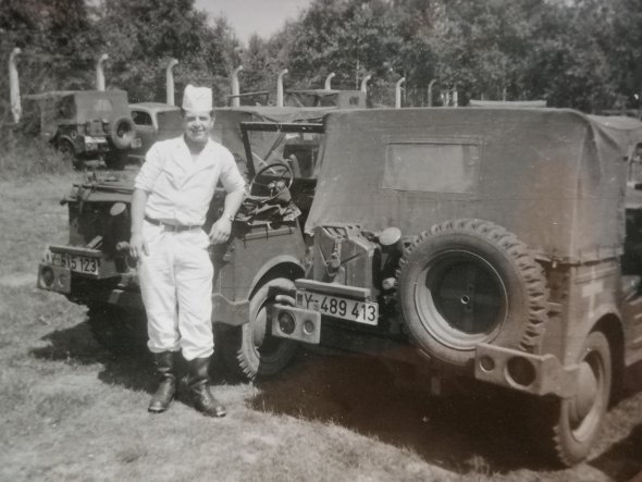 Mit Kochmütze posiert Peter Heinze 1961 in der Loccumer Heide. 