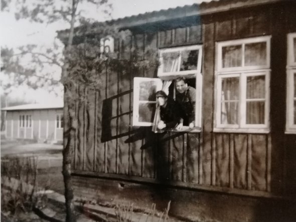 Aus einer der Baracken des Birkenlagers schauen um 1961 Rekruten heraus. Peter Heinze