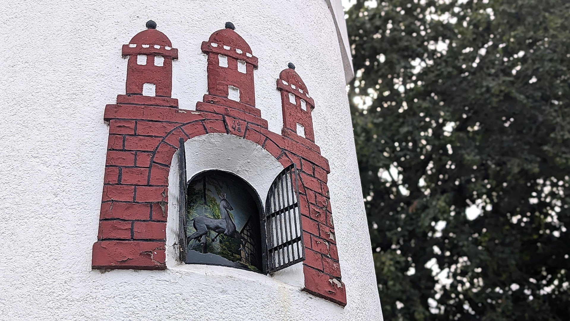 Das Rehmotiv im Fenster des Uhrturms