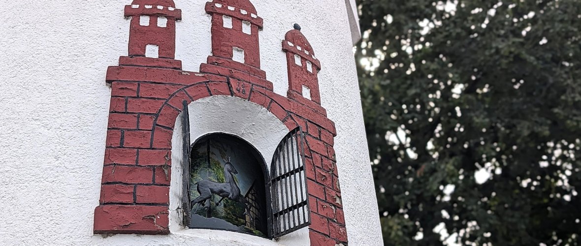 Das Rehmotiv im Fenster des Uhrturms