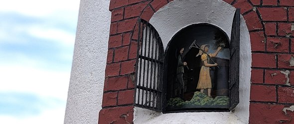 Das Motiv Bauernpaar im Fenster des Uhrturms
