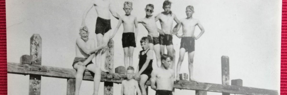 Im Steinhuder Meerbach haben Generationen von Jugendlichen gebadet – wie diese Gruppe, die um 1940 an der Großen Schleuse posiert. Archiv Familie Lustfeld