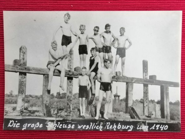 Im Steinhuder Meerbach haben Generationen von Jugendlichen gebadet – wie diese Gruppe, die um 1940 an der Großen Schleuse posiert. Archiv Familie Lustfeld Im Steinhuder Meerbach haben Generationen von Jugendlichen gebadet – wie diese Gruppe, die um 1940 an der Großen Schleuse posiert. Archiv Familie Lustfeld