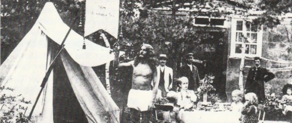 Gustav Nagel mit Zelt und Kindern