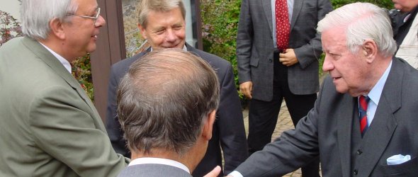 Helmut Schmidt wird in der Akademie begrüßt