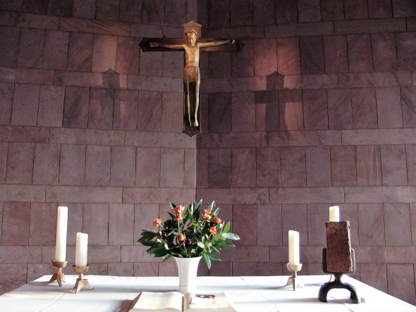 Auf dem Altar in der Kapelle der Akademie steht ein Stein aus dem Konzentrationslager