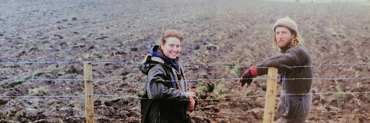 Erster Versuch: In ökologischer Landwirtschaft hat sich Jon Taylor (rechts) bereits in den 1990er Jahren versucht. privat Erster Versuch: In ökologischer Landwirtschaft hat sich Jon Taylor (rechts) bereits in den 1990er Jahren versucht. privat