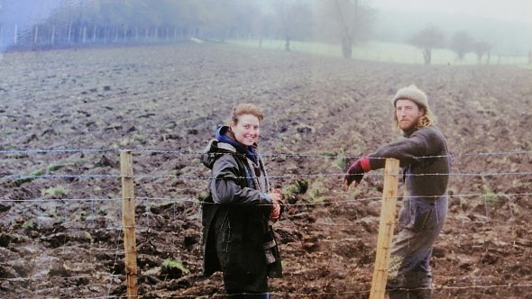 Erster Versuch: In ökologischer Landwirtschaft hat sich Jon Taylor (rechts) bereits in den 1990er Jahren versucht. privat Erster Versuch: In ökologischer Landwirtschaft hat sich Jon Taylor (rechts) bereits in den 1990er Jahren versucht. privat