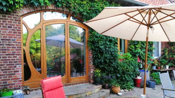 Floral: Die Liebe zu Pflanzen zeigt sich bei Jon Taylor selbst in seinen Terrassentüren. ade Floral: Die Liebe zu Pflanzen zeigt sich bei Jon Taylor selbst in seinen Terrassentüren. ade