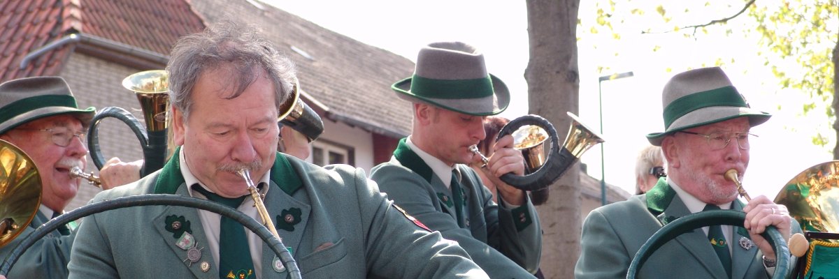 Bringt anderen das Tuten und Blasen bei: Werner Boehm (vorne links) lädt erneut zu einem Lehrgang im Jagdhorn ein. ade Bringt anderen das Tuten und Blasen bei: Werner Boehm (vorne links) lädt erneut zu einem Lehrgang im Jagdhorn ein. ade