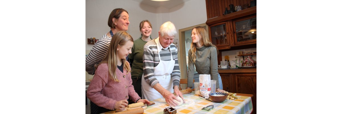 Wenn Oma Hilde backt, schauen ihr zwei Generationen zu – und packen auch selbst mit an. ade