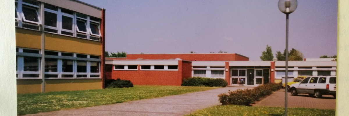 Kaum verändert: Ein altes Bild der neuen Grundschule unterscheidet sich nur unwesentlich von der heutigen Ansicht. GS Münchehagen Kaum verändert: Ein altes Bild der neuen Grundschule unterscheidet sich nur unwesentlich von der heutigen Ansicht. GS Münchehagen