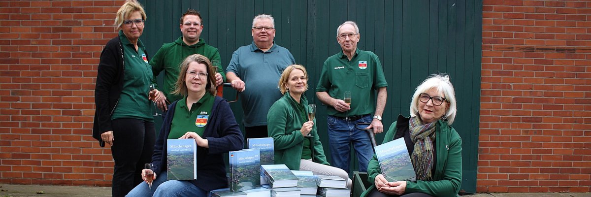 Vollendet: Das Chronik-Team mit den ersten gedruckten Exemplaren der Chronik. Von links: Ute Dahlke, Silke Tate, Dörpvereins-Vorsitzender Daniel Lindenberg, Frank Kräft, Annett Beitz, Wolfgang Deppermann und Christiane Kruse. Es fehlt Lothar Koppelmeyer. ade Vollendet: Das Chronik-Team mit den ersten gedruckten Exemplaren der Chronik. Von links: Ute Dahlke, Silke Tate, Dörpvereins-Vorsitzender Daniel Lindenberg, Frank Kräft, Annett Beitz, Wolfgang Deppermann und Christiane Kruse. Es fehlt Lothar Koppelmeyer. ade
