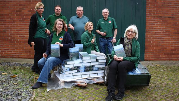 Vollendet: Das Chronik-Team mit den ersten gedruckten Exemplaren der Chronik. Von links: Ute Dahlke, Silke Tate, Dörpvereins-Vorsitzender Daniel Lindenberg, Frank Kräft, Annett Beitz, Wolfgang Deppermann und Christiane Kruse. Es fehlt Lothar Koppelmeyer. ade Vollendet: Das Chronik-Team mit den ersten gedruckten Exemplaren der Chronik. Von links: Ute Dahlke, Silke Tate, Dörpvereins-Vorsitzender Daniel Lindenberg, Frank Kräft, Annett Beitz, Wolfgang Deppermann und Christiane Kruse. Es fehlt Lothar Koppelmeyer. ade