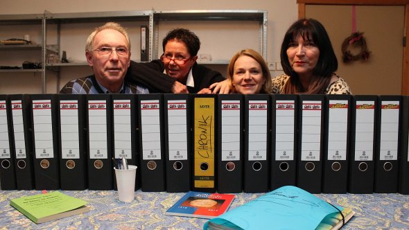 Damals, vor elf Jahren: Noch hocken Wolfgang Deppermann, Ursel Dittberner, Annett Beitz und Christiane Kruse hinter leeren Aktenordnern. ade Damals, vor elf Jahren: Noch hocken Wolfgang Deppermann, Ursel Dittberner, Annett Beitz und Christiane Kruse hinter leeren Aktenordnern. ade