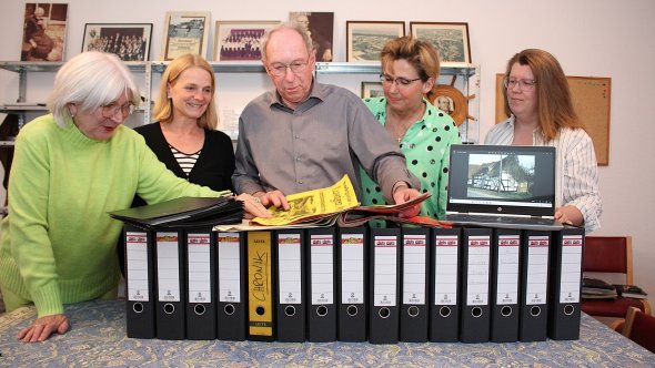 2024, auf dem Weg zum Endspurt – mit immer noch nahezu leeren Aktenordnern, aber einem reichlich gefüllten Laptop: Christiane Kruse, Annett Beitz, Wolfgang Deppermann, Ute Dahlke und Silke Tate. ade 2024, auf dem Weg zum Endspurt – mit immer noch nahezu leeren Aktenordnern, aber einem reichlich gefüllten Laptop: Christiane Kruse, Annett Beitz, Wolfgang Deppermann, Ute Dahlke und Silke Tate. ade