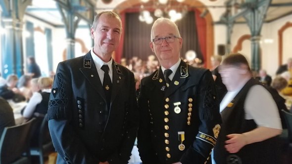 Neulich beim Tscherpertreffen in Rehburgs Raths-Keller: Mike Seele (links) und Wolfgang Polacek. ade Neulich beim Tscherpertreffen in Rehburgs Raths-Keller: Mike Seele (links) und Wolfgang Polacek. ade