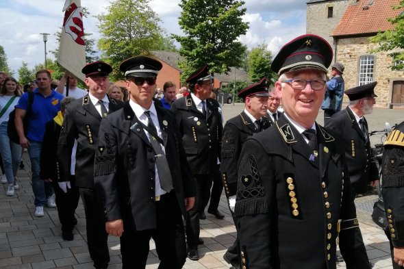 Ausmarsch beim Tag der Vereine zum Schützenfest in Rehburg – Wolfgang Polacek marschiert mit. Natürlich in Tracht. ade Ausmarsch beim Tag der Vereine zum Schützenfest in Rehburg – Wolfgang Polacek marschiert mit. Natürlich in Tracht. ade