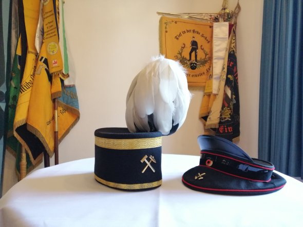 Traditionen werden hochgehalten: Mit Fahnen und Kopfbedeckungen wie hier beim Tscherpertreffen in Rehburg 2025. ade