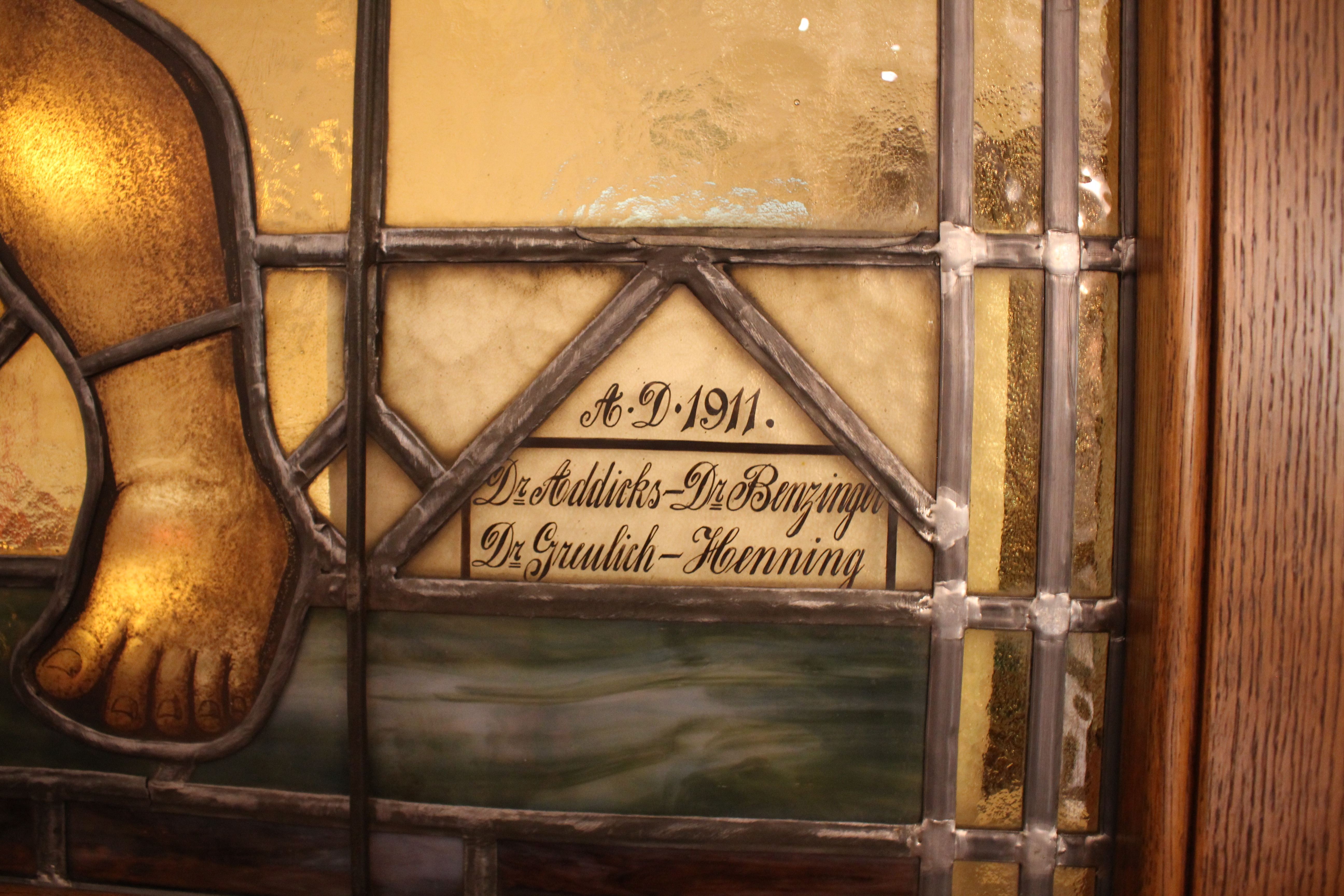 Auf einer der Scherben des Fensters haben die Stifter ihre Namen hinterlassen. ade