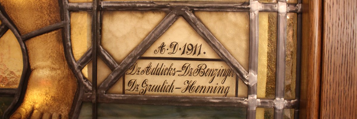 Auf einer der Scherben des Fensters haben die Stifter ihre Namen hinterlassen. ade