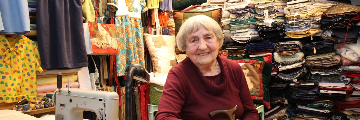 Ingeburg Binde in ihrer Schneiderwerkstatt