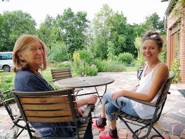Ausblick gen Nordstern: Von dieser Terrasse hat Herbert den Nordstern beobachtet – nun haben Uta und Valerie von dort den Blick auf seinen Baum. ade Ausblick gen Nordstern: Von dieser Terrasse hat Herbert den Nordstern beobachtet – nun haben Uta und Valerie von dort den Blick auf seinen Baum. ade