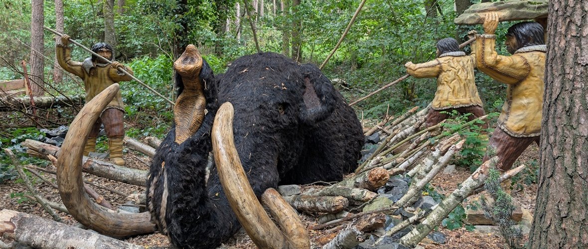 Jagdszene: Jäger erlegen ein Mammut