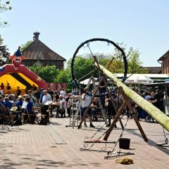 Raderlebnistag Loccum Der Maibaum wird aufgestellt.