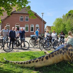 Raderlebnistag Rehburg Eine Fahrradgruppe besucht die Aktionen am Stadtplatz.