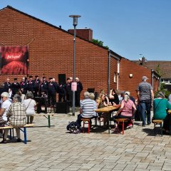 Raderlebnistag Rehburg Der Shanty-Chor singt auf dem Stadtplatz.