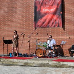 Raderlebnistag Rehburg Die Gruppe Nullspiel singt auf dem Stadtplatz.